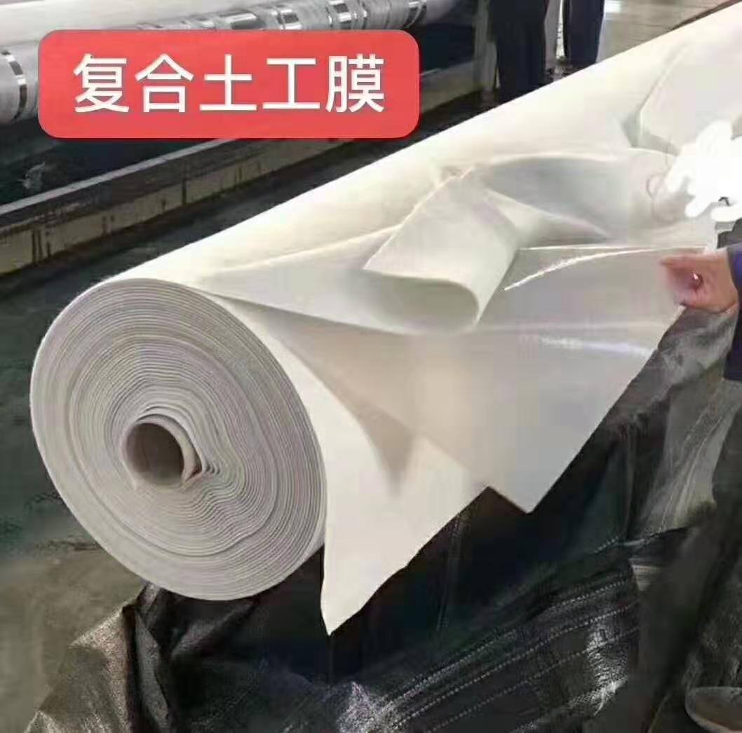 復(fù)合土工膜現(xiàn)場(chǎng)施工如何避免人為鋪設(shè)褶皺